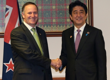 Abe already in New Zealand? Early leak of photo op? Quick, someone call one of them conspiracy website!